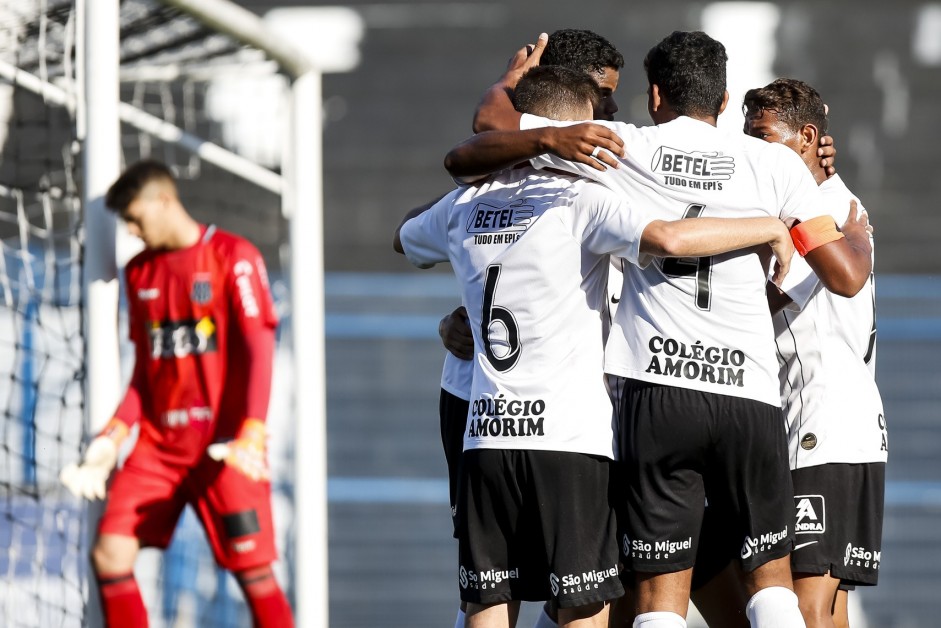 Elenco do Corinthians durante jogo contra a Ponte Preta, pelo Brasileirão Sub-20