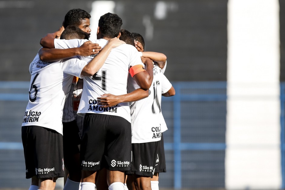 Elenco do Timão durante jogo contra a Ponte Preta, pelo Brasileirão Sub-20