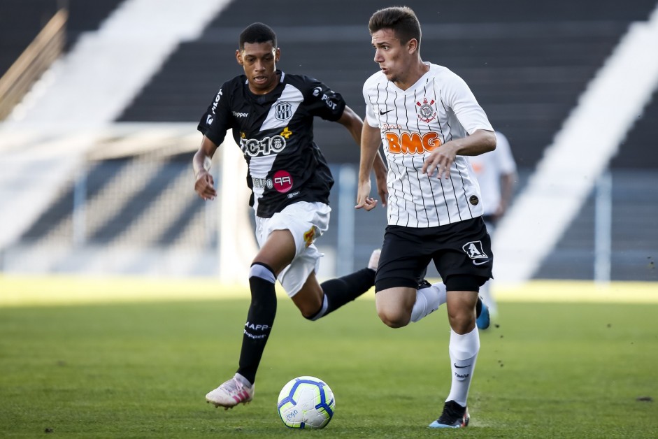 Garoto Lucas Piton durante jogo contra a Ponte Preta, pelo Brasileirão Sub-20