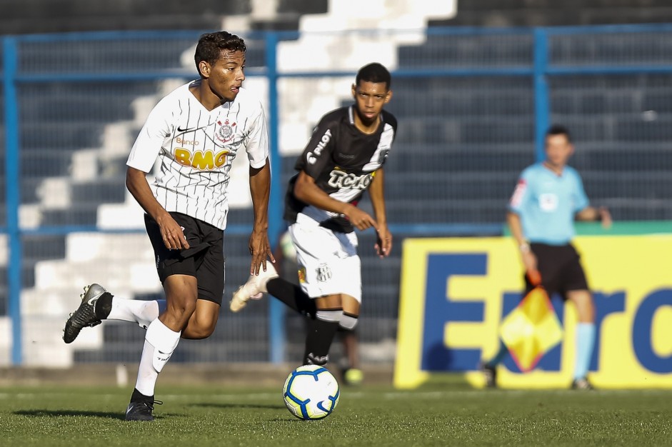Garoto Ruan durante jogo contra a Ponte Preta, pelo Brasileirão Sub-20