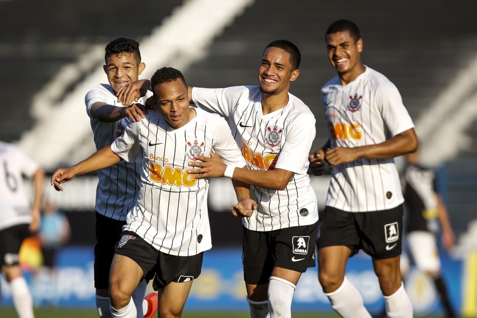 Janderson e elenco comemora gol contra a Ponte Preta, pelo Brasileiro Sub-20