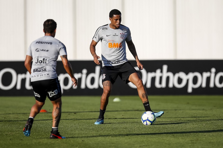Atacante Gustavo no treino desta sexta-feira no CT Joaquim Grava