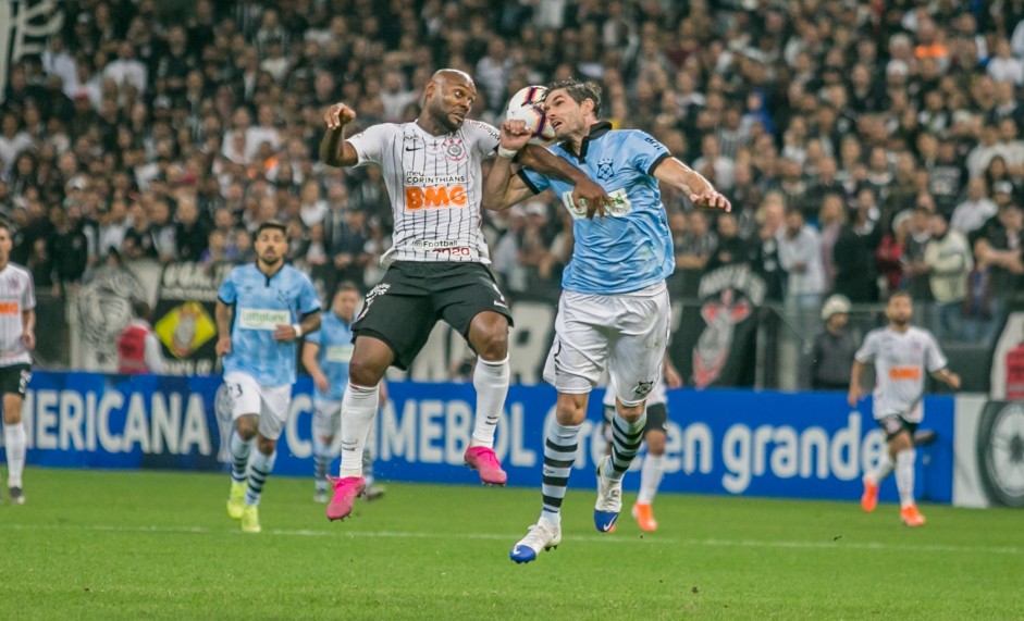 Atacante Love no jogo contra o Montevideo Wanderers, pela Copa Sul-Americana, na Arena Corinthians