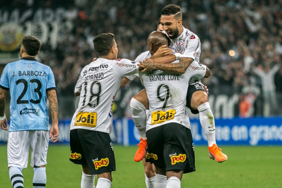 Clayson comemoro com Vagner Love seu gol contra o Montevideo Wanderers, pela Sul-Americana
