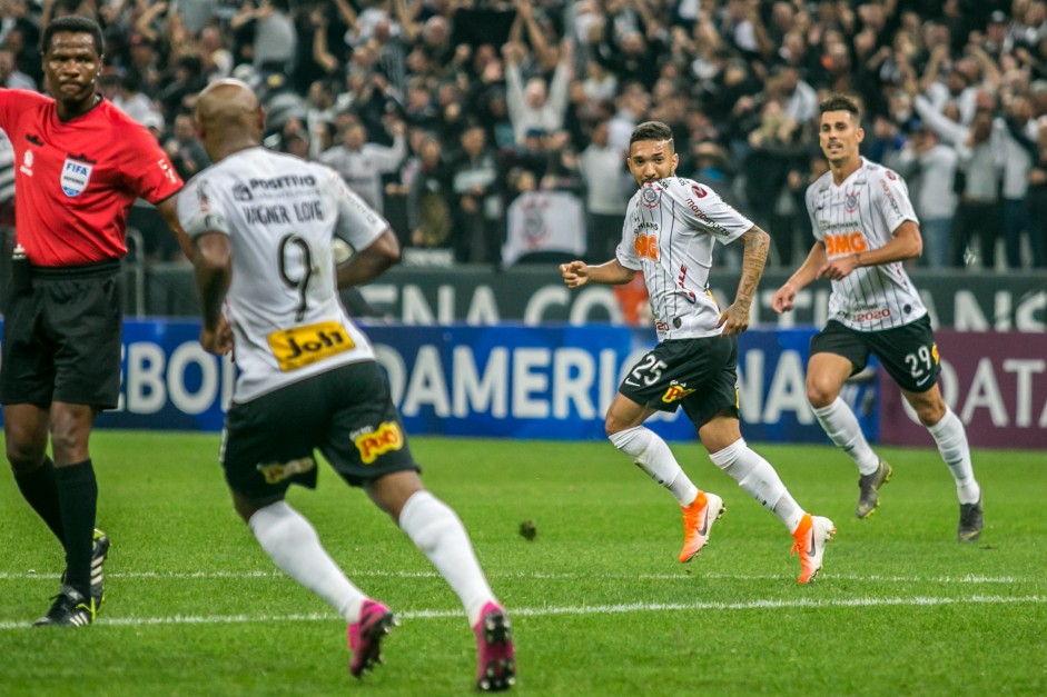 Clayson marcou o primeiro gol do Corinthians contra o Montevideo Wanderers