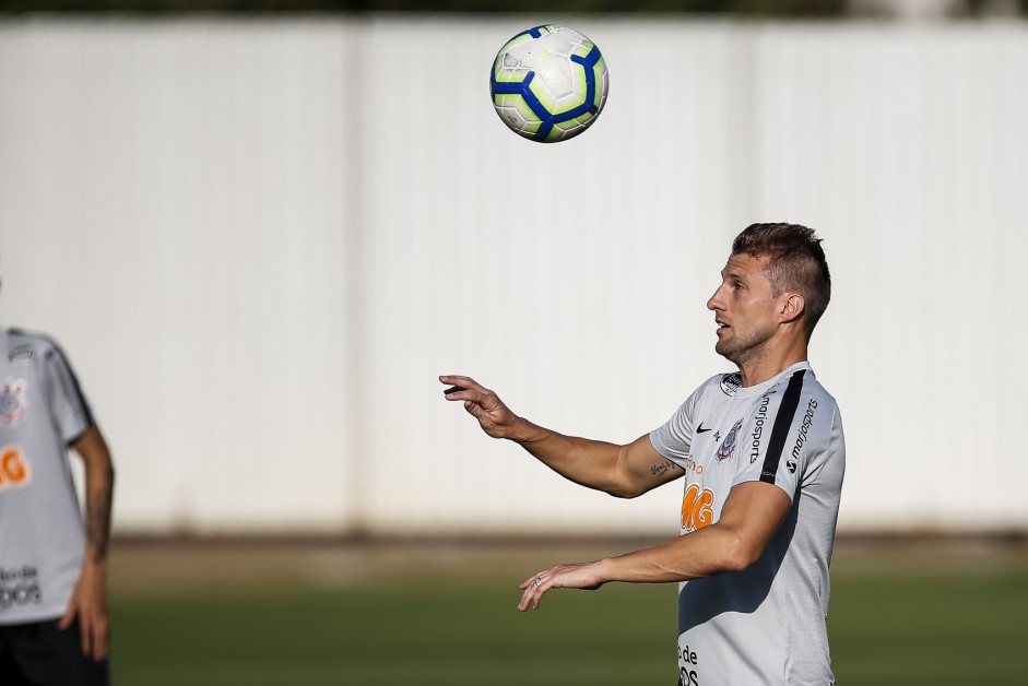 Henrique no treino desta sexta-feira no CT Joaquim Grava
