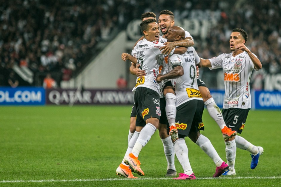 Jogadores comemoram o primeiro gol do Corinthians contra o Montevideo Wanderers