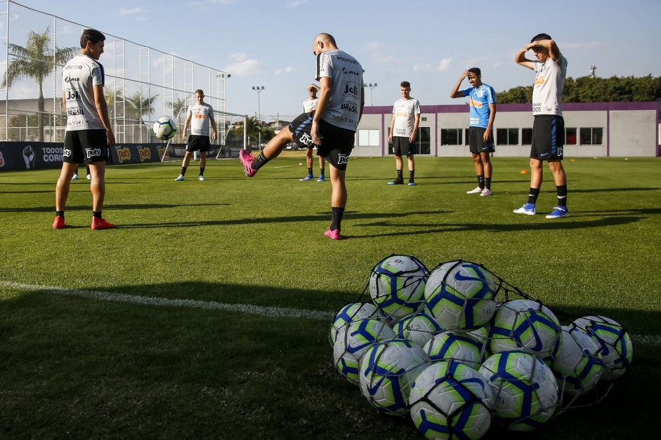 Jogadores do Corinthians no treino desta sexta-feira no CT Joaquim Grava