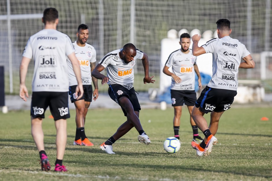 Jogadores do Corinthians treinam em Fortaleza para duelo pelo Brasileirão, no domingo
