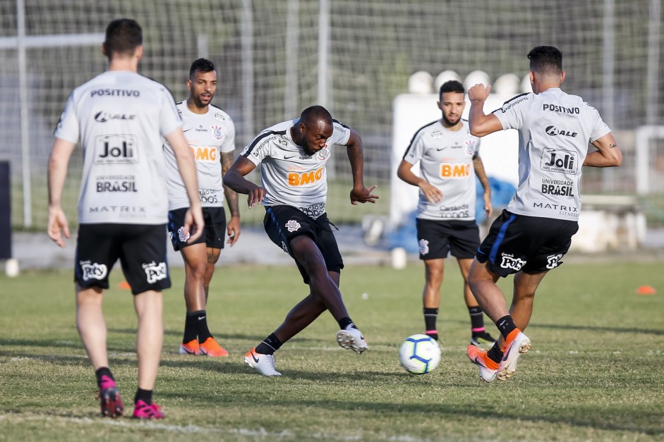 Jogadores do Corinthians treinam em Fortaleza para duelo pelo Brasileiro, no domingo