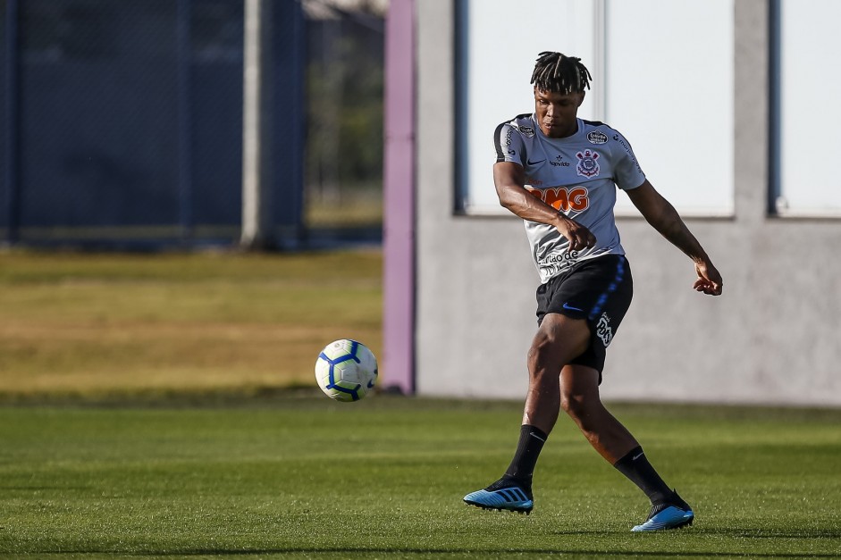 Matheus Jesus no treino desta sexta-feira no CT Joaquim Grava