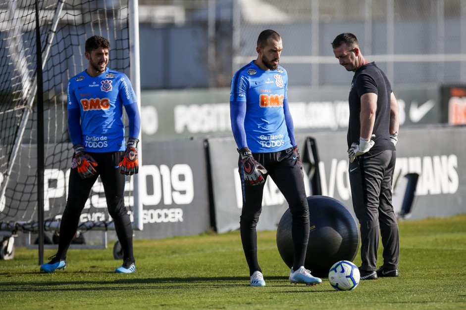 Os goleiros Caíque e Walter no treino desta sexta-feira no CT Joaquim Grava