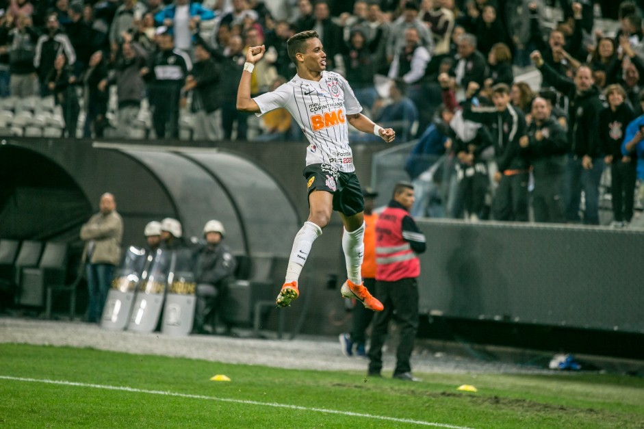 Pedrinho comemorando seu gol contra o Montevideo Wanderers, pela Sul-Americana