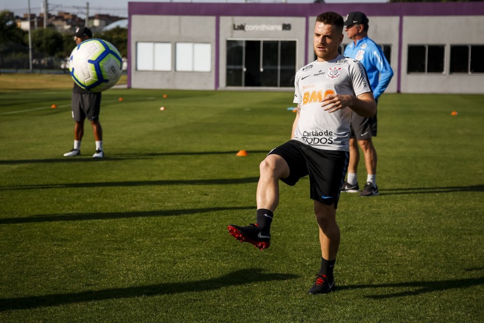 Ramiro no treino desta sexta-feira no CT Joaquim Grava