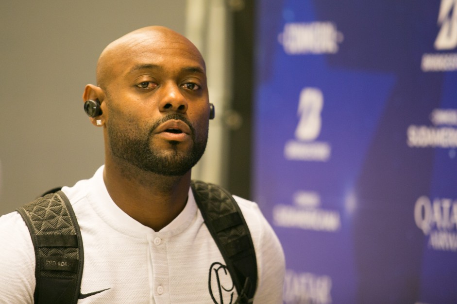 Vagner Love chegando à Arena Corinthians para duelo contra o Montevideo Wanderers