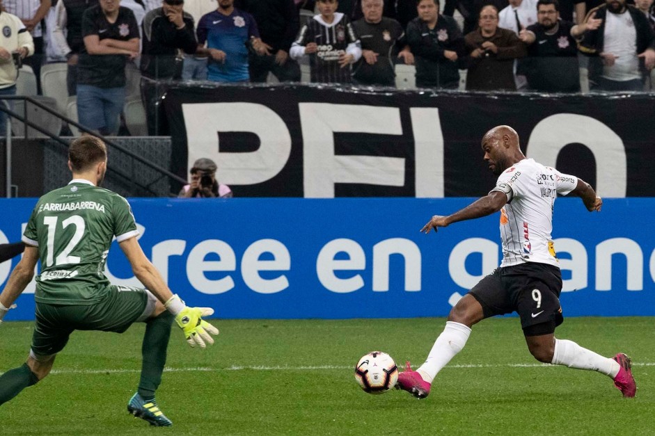 Vagner Love no jogo contra o Montevideo Wanderers, pela Copa Sul-Americana, na Arena Corinthians