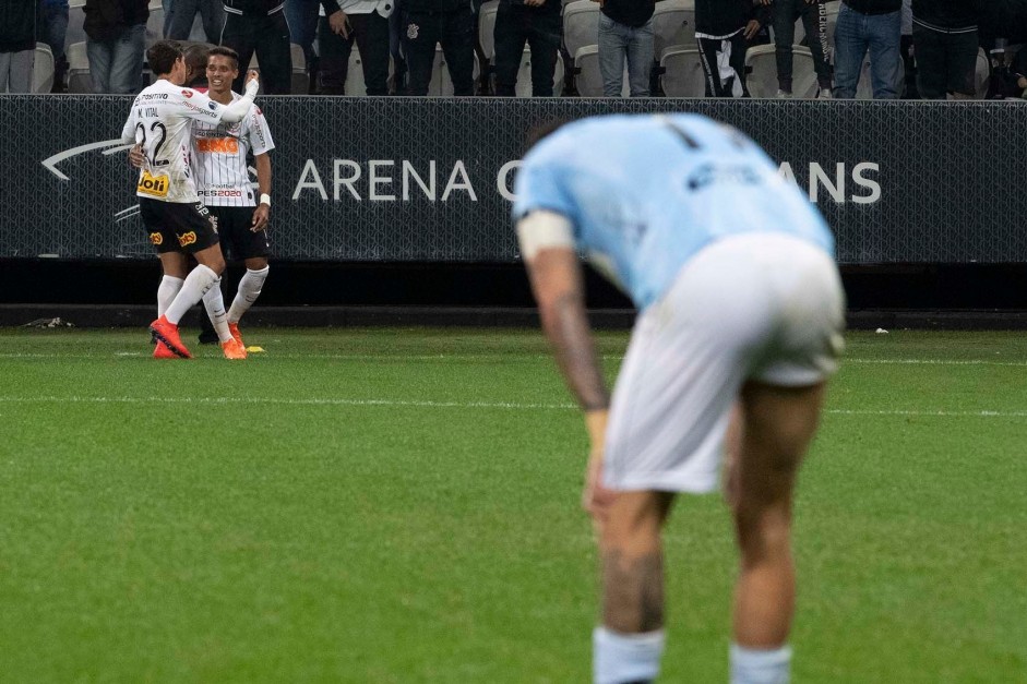 Vital e Pedrinho no jogo contra o Montevideo Wanderers, pela Copa Sul-Americana, na Arena