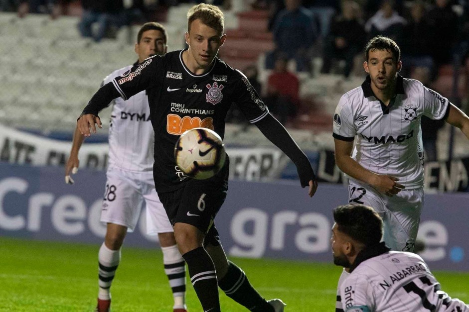 Lateral Carlos Augusto no jogo contra o Montevideo, pela Copa Sul-Americana