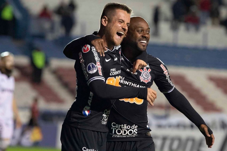 Ramiro e Vagner Love comemorando gol contra o Montevideo, pela Sul-Americana