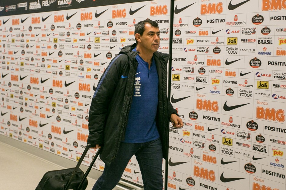 Carille chega  Arena Corinthians para o duelo contra o Palmeiras