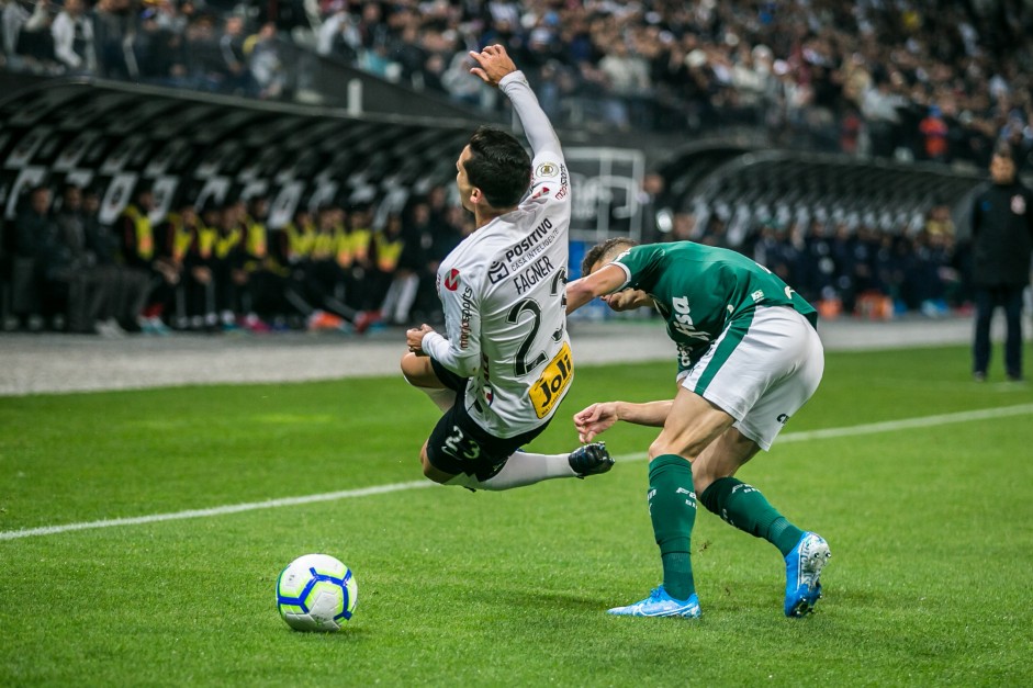Fagner durante jogo contra o Palmeiras, pelo Brasileirão ...