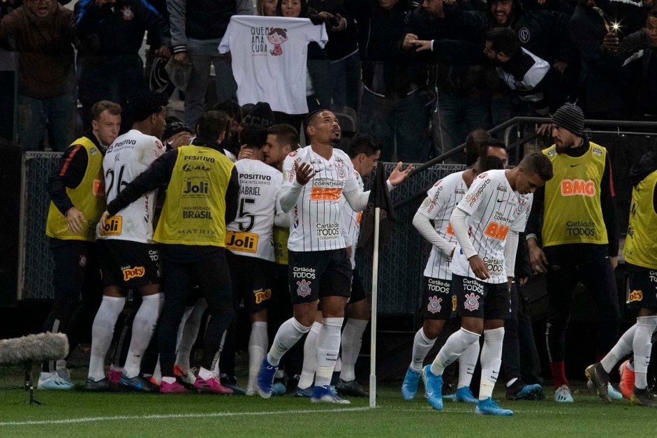 Jogadores do Corinthians comemorando gol no jogo deste domingo, contra o Palmeiras