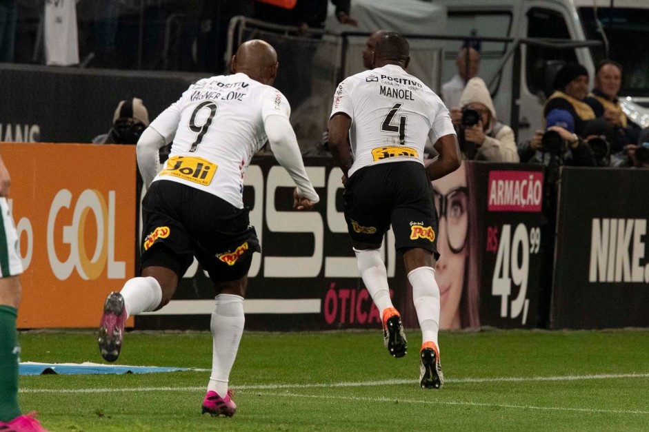 Manoel comemora seu gol na partida contra o Palmeiras ao lado de Vagner Love
