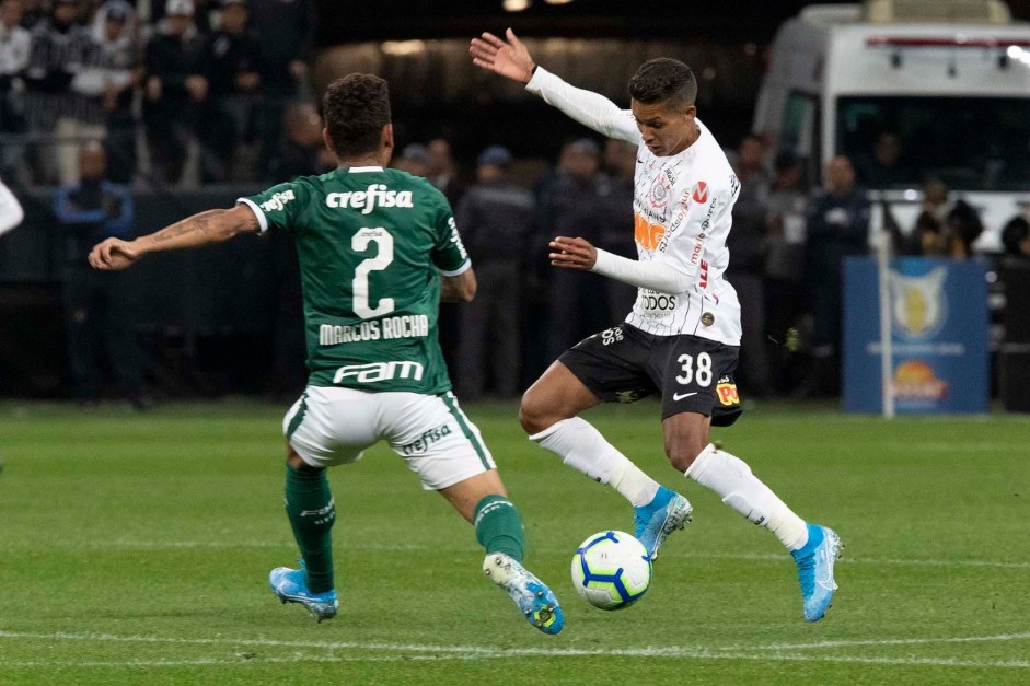 Pedrinho passa pelo adversrio no jogo deste domingo