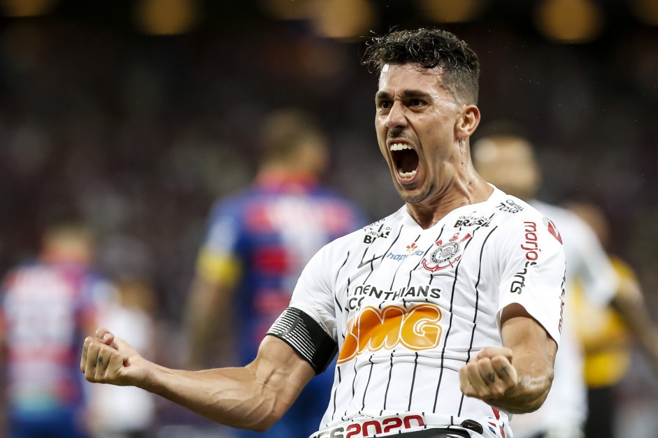 Avelar comemora gol contra o Fortaleza, pelo Brasileirão