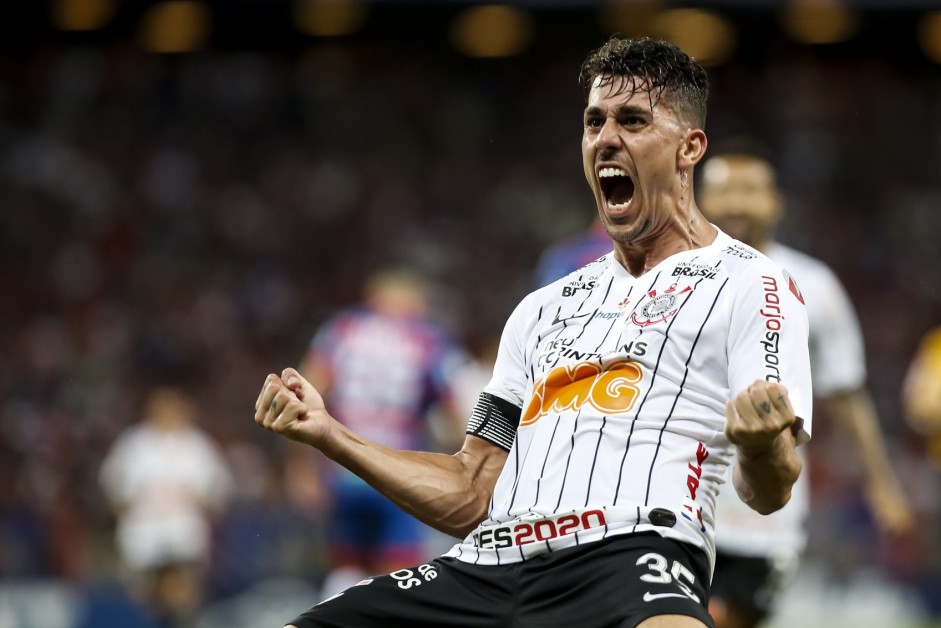 Avelar comemorando gol contra o Fortaleza, pelo Campeonato Brasileirão