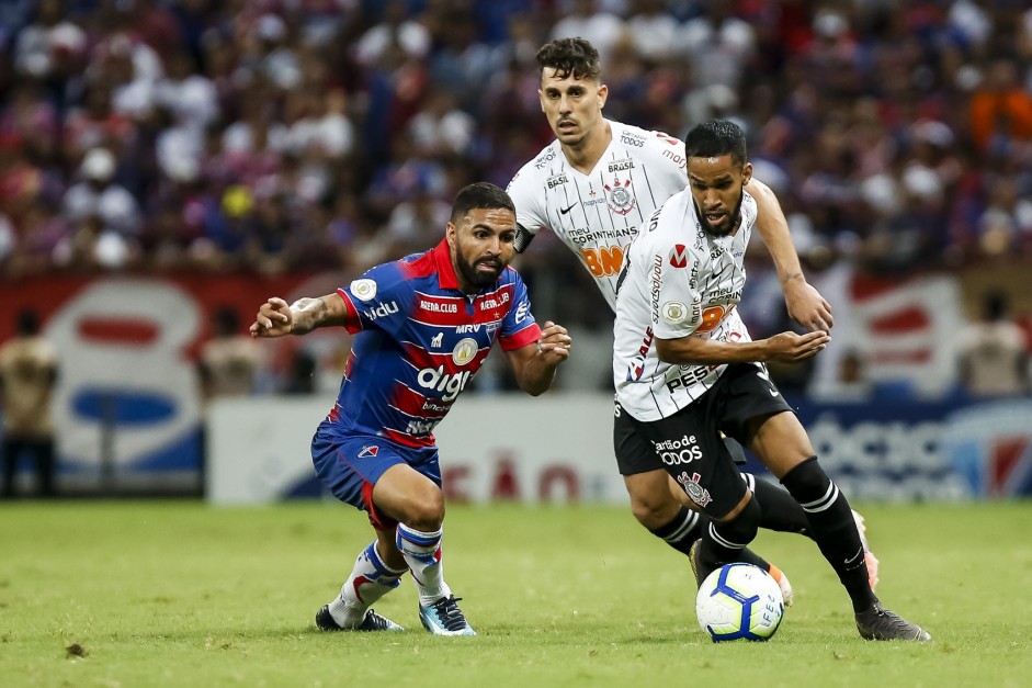 Avelar e Everaldo no jogo contra o Fortaleza, pelo Campeonato Brasileiro