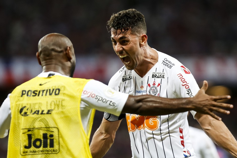 Avelar e Love comemorando gol do lateral contra o Fortaleza, pelo Brasileirão
