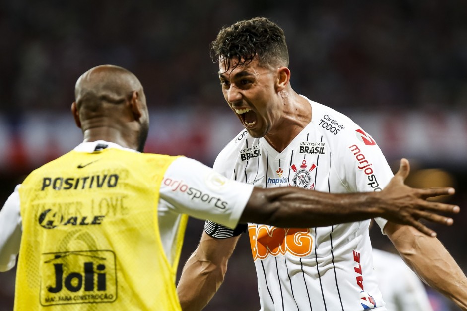 Avelar e Love comemorando gol do lateral contra o Fortaleza, pelo Brasileiro