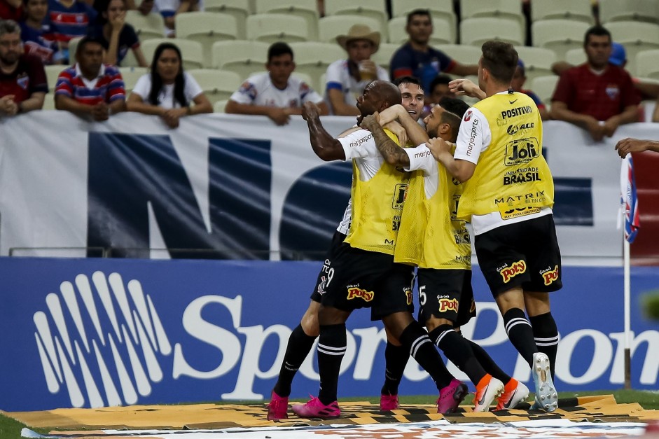 Elenco comemora com Boselli seu gol contra o Fortaleza, pelo Campeonato Brasileiro