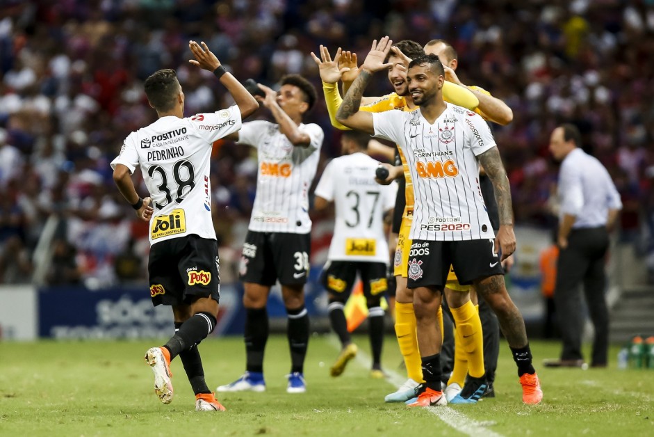 Elenco corinthiano comemorando gols contra o Fortaleza, pelo Brasileirão