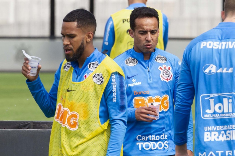 Everaldo e Jadson no primeiro treino aps empate com o Palmeiras