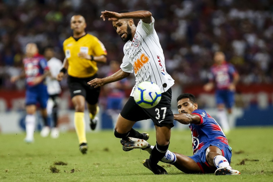 Everaldo no jogo contra o Fortaleza, pelo Brasileirão