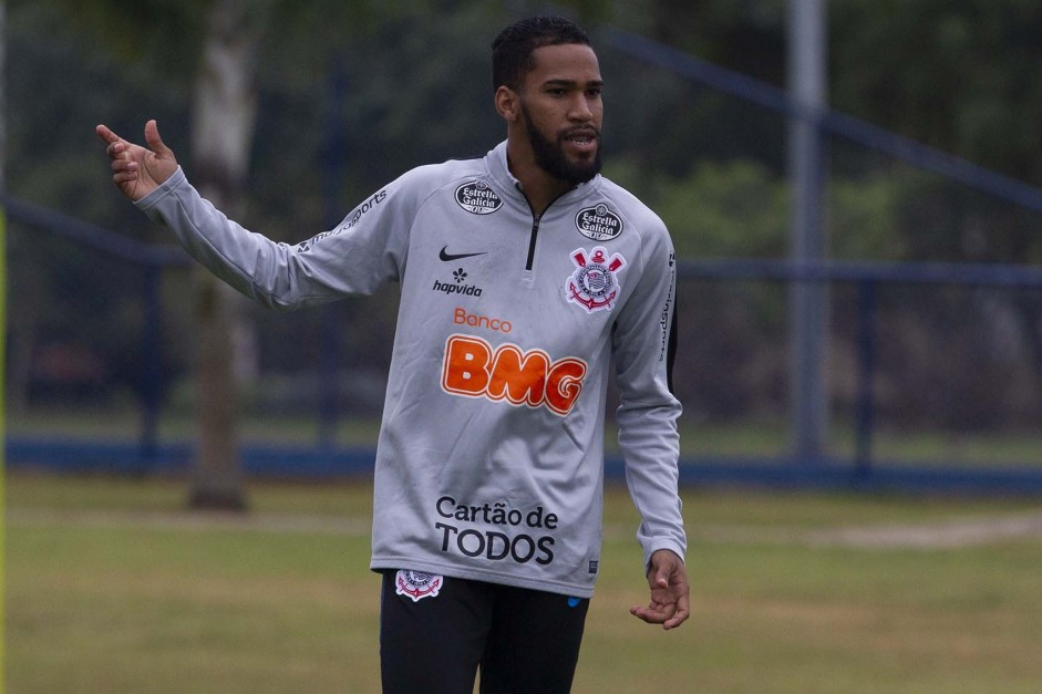 Everaldo no ltimo treino antes do jogo contra o Palmeiras, pelo Brasileiro