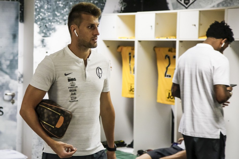 Henrique chegando aos vestirios antes da partida contra o Fortaleza pelo Campeonato Brasileiro