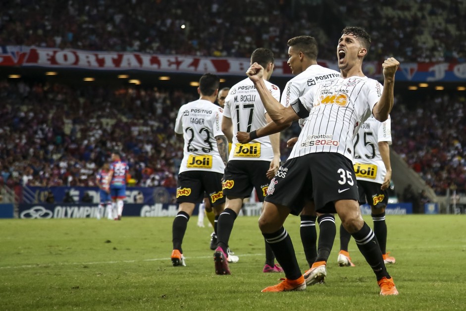 Jogadores comemorando gol contra o Fortaleza, pelo Brasileirão
