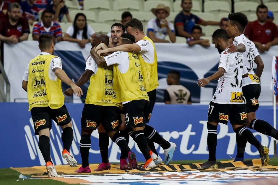 Jogadores do banco comemoram com Boselli seu gol contra o Fortaleza