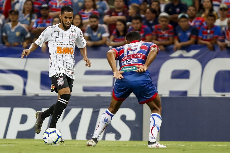 Meia Everaldo no jogo contra o Fortaleza, pelo Campeonato Brasileiro