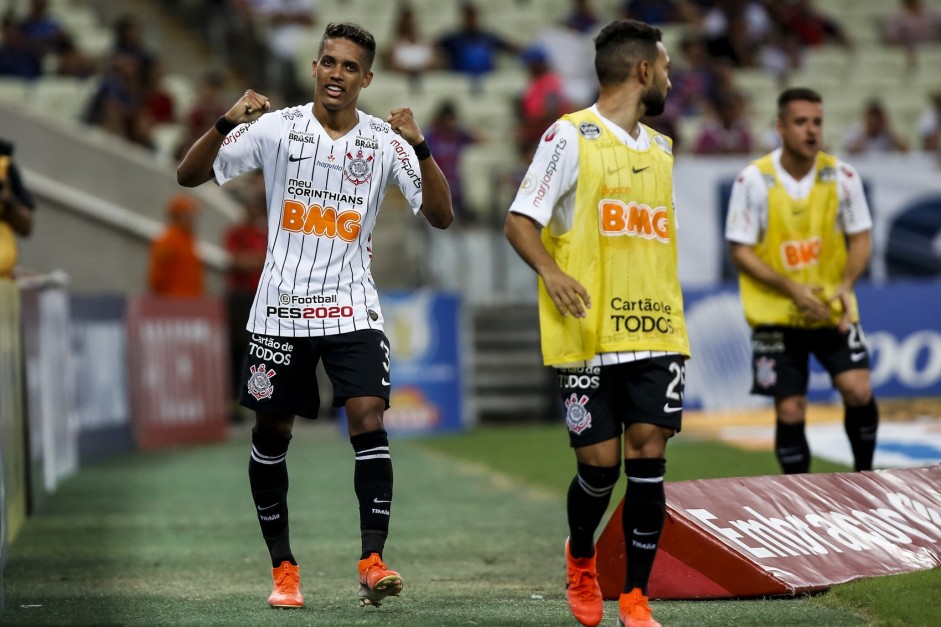 Meia Pedrinho no jogo contra o Fortaleza, pelo Campeonato Brasileiro