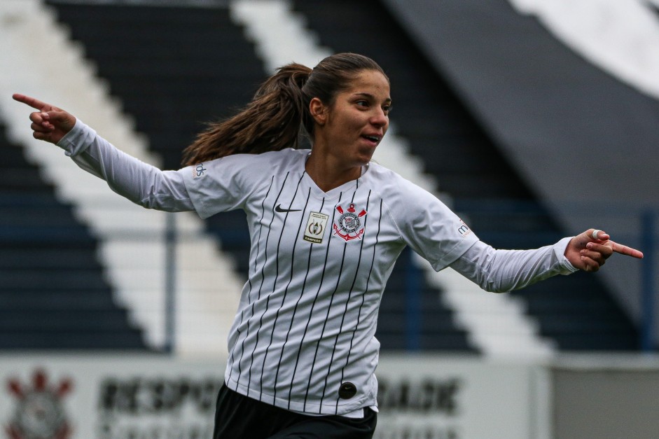 Milene comemora seu gol contra o Vitória, pelo Brasileirão Feminino