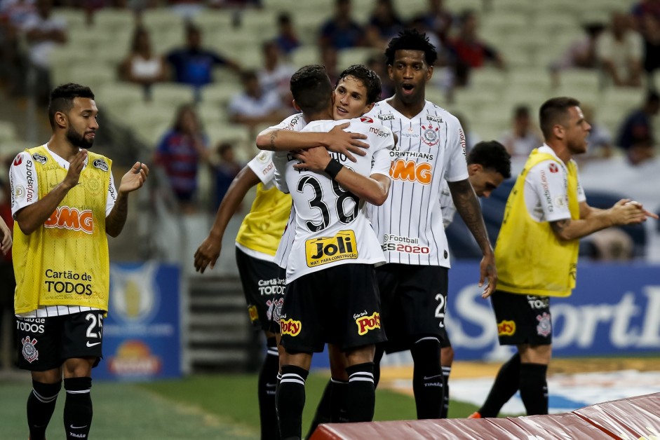 Pedrinho e Mateus Vital no jogo contra o Fortaleza, pelo Campeonato Brasileiro