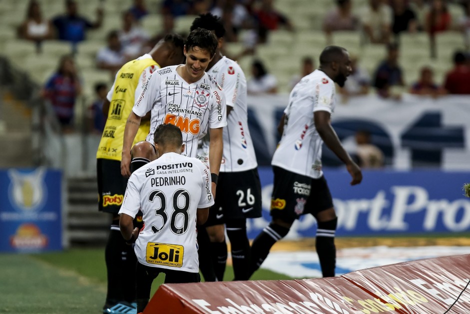 Pedrinho e Vital no jogo contra o Fortaleza, pelo Campeonato Brasileiro