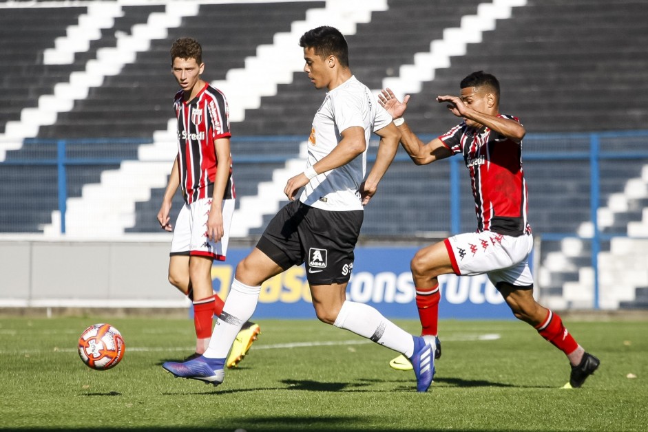Sandoval no duelo contra o Botafogo, pelo Paulista Sub-20