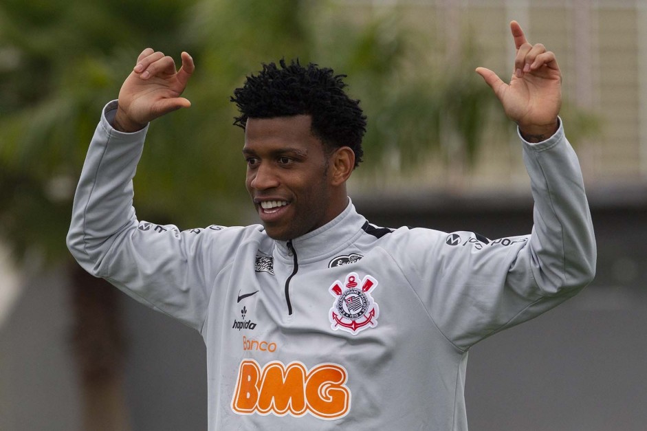 Zagueiro Gil no ltimo treino antes do jogo contra o Palmeiras, pelo Brasileiro