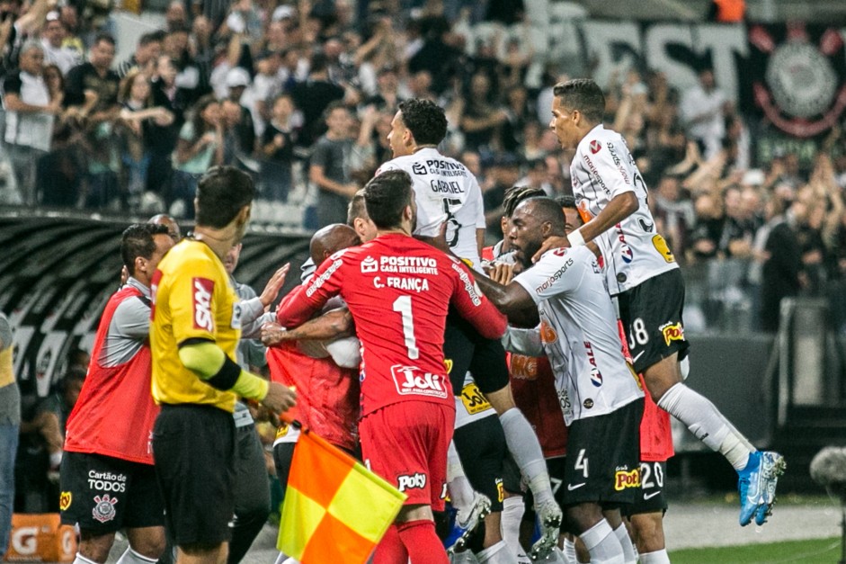 Corinthians comemorando segundo gol contra o Gois, na Arena