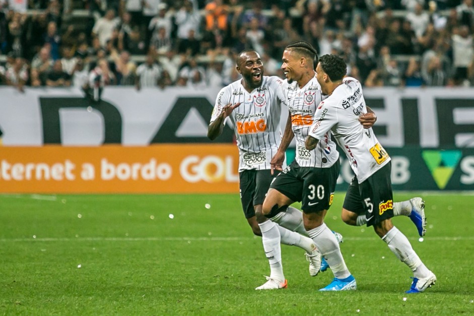 Manoel, Urso e Gabriel comemorando gol contra o Goiás, na Arena Corinthians